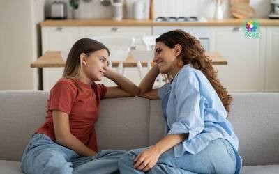 Madre e hijo conversando en casa mejorando la comunicación familiar y el vínculo afectivo