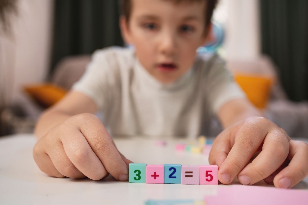 Niño trabajando la discalculia con materiales manipulativos y regletas numéricas