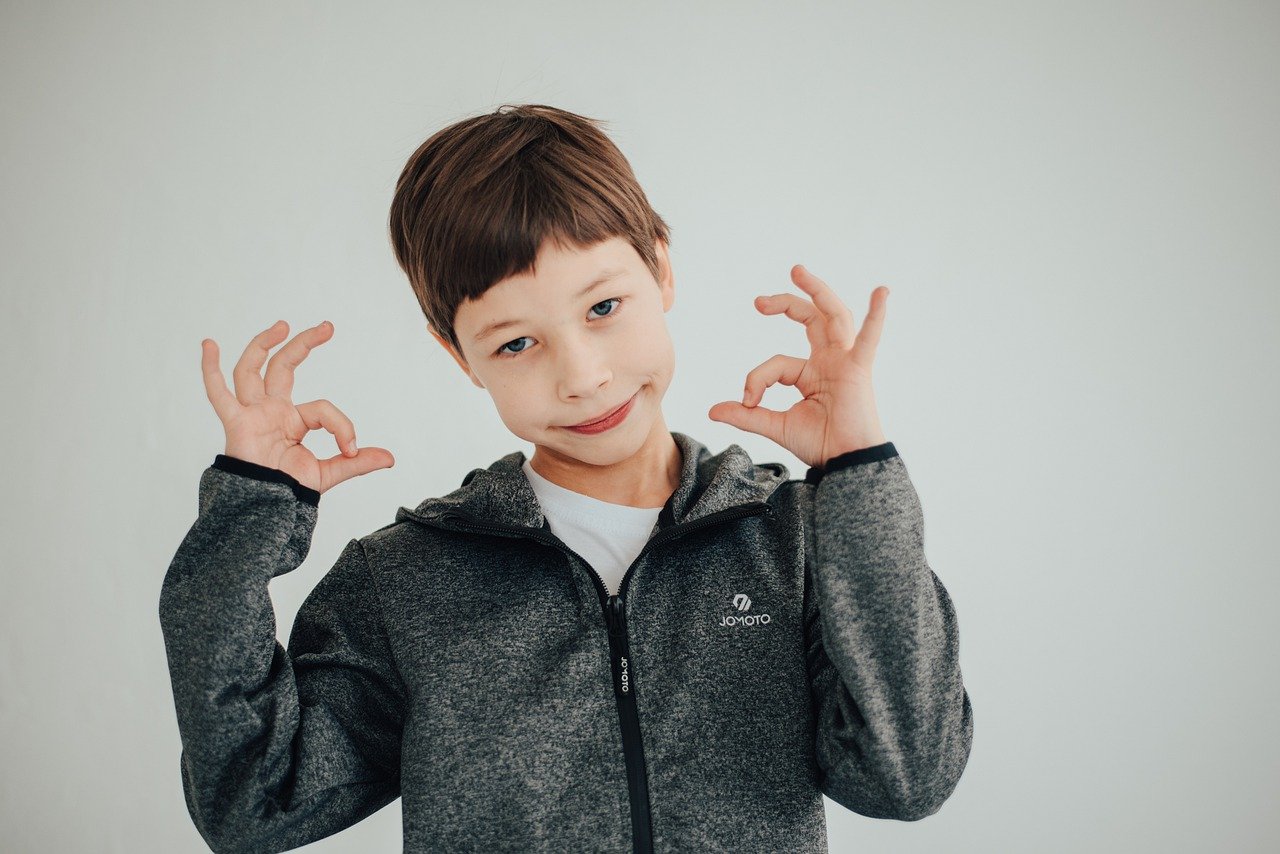 Niño autorregulándose mediante movimiento sensorial y balanceo respetando las estereotipias en niños TEA
