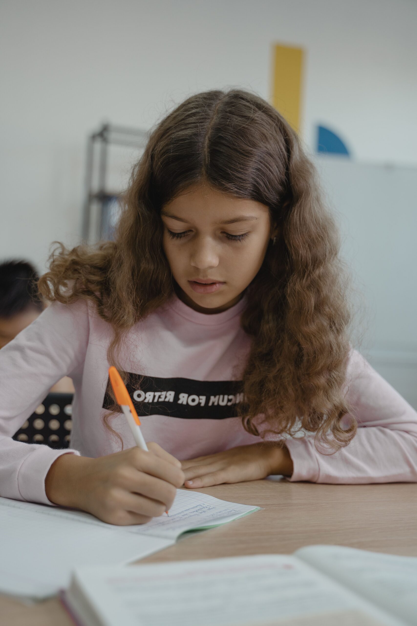 Estudiante de primaria aplicando técnicas de estudio para niños con mapas mentales y tarjetas de repaso