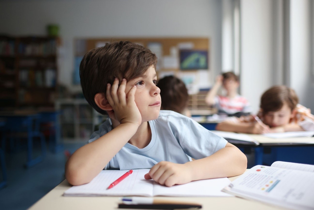 Estudiante abstraído en clase mostrando el ritmo pausado del Tiempo Cognitivo Lento y TDAH